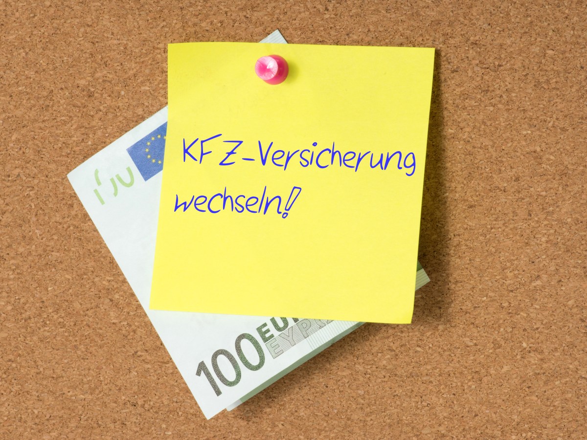 Auf einem gelben Zettel steht geschrieben: "Kfz-Versicherung wechseln". Dahinter ist ein 100-Euro-Schein befestigt.