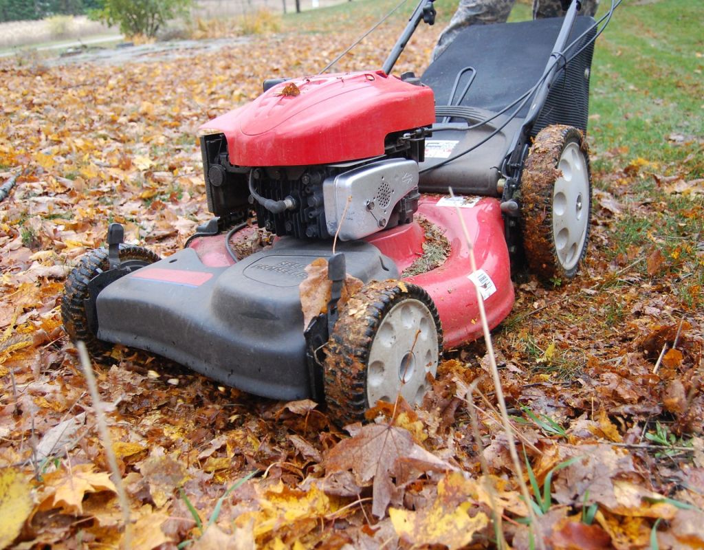 Rasenmähen im Herbst