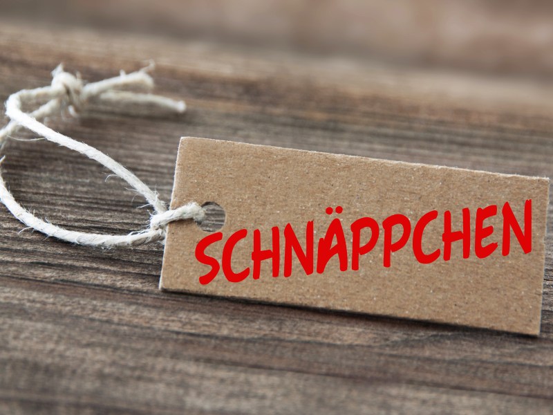 Eine Schild mit der Aufschrift "Schnäppchen"