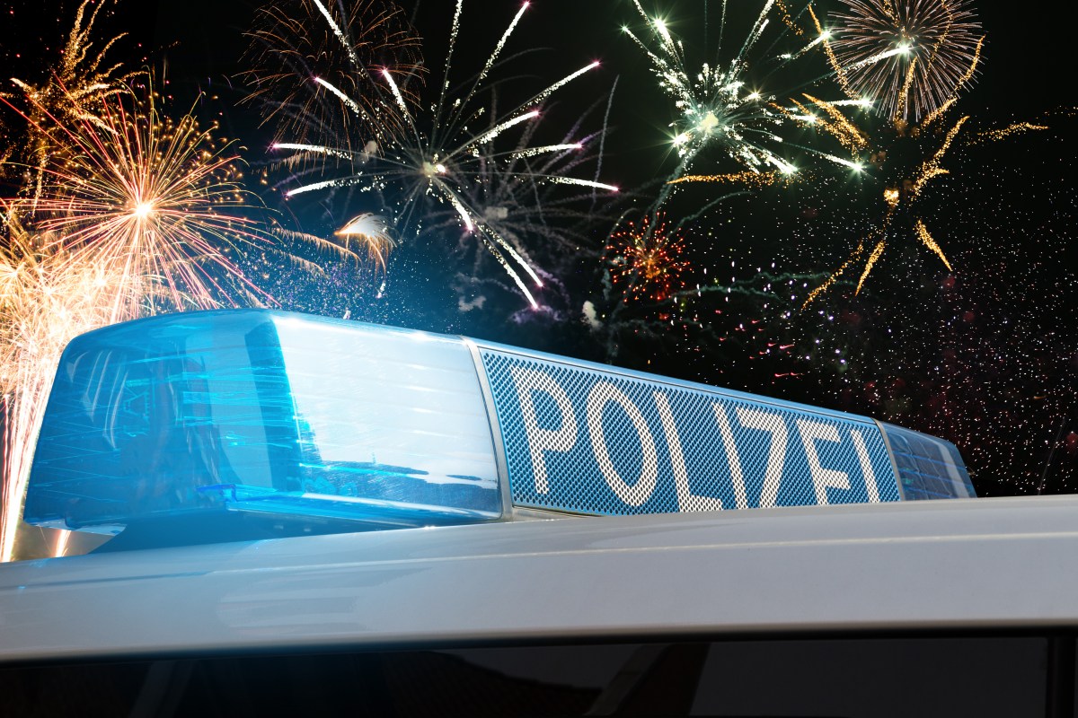 Ein Polizeiauto vor einem Feuerwerk.