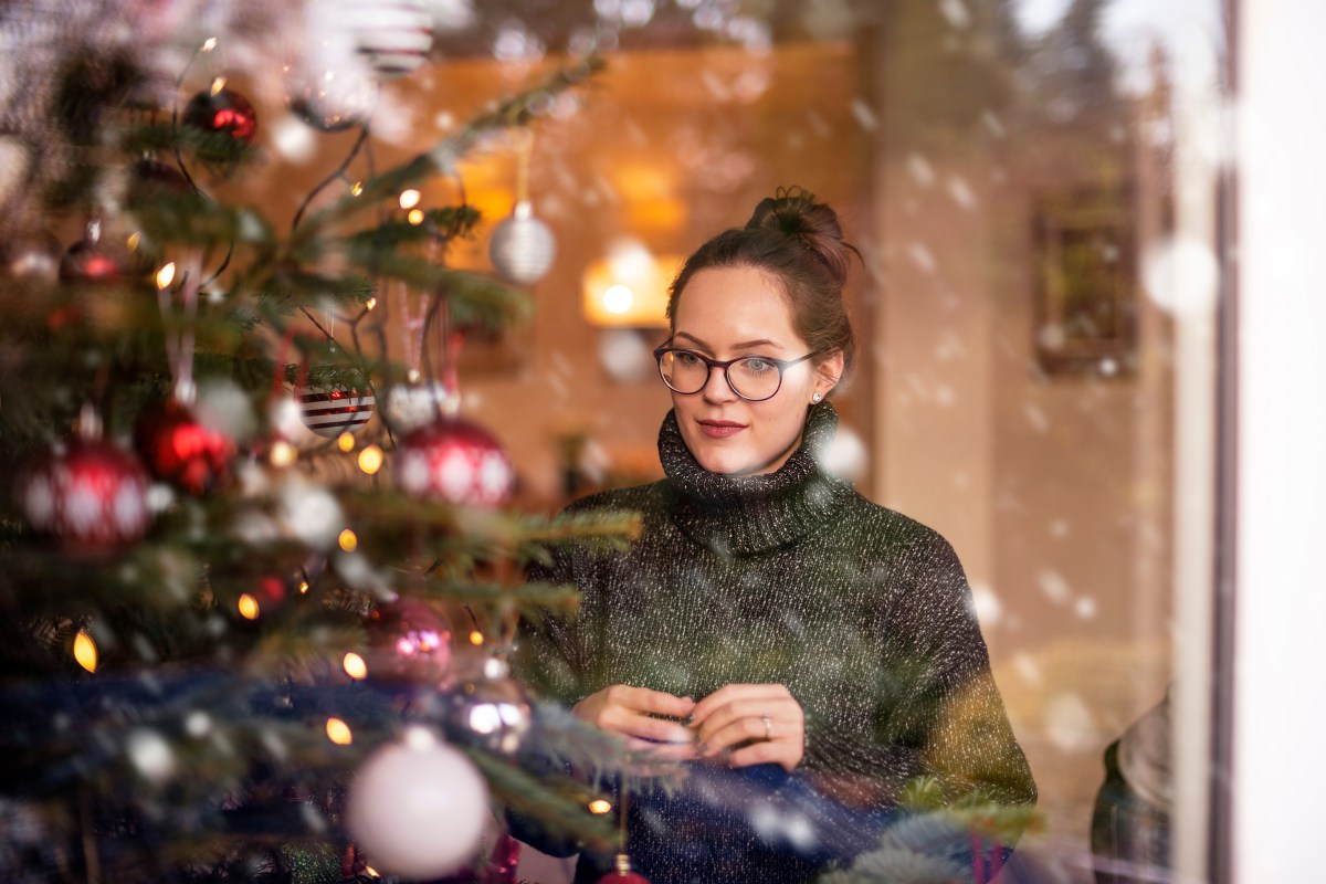 Frau mit Weihnachtsbaum