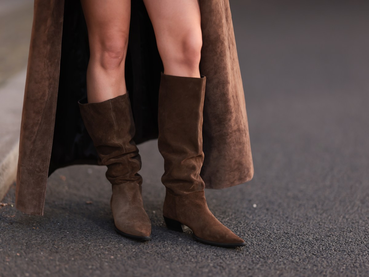 Frau mit Stiefel auf Straße