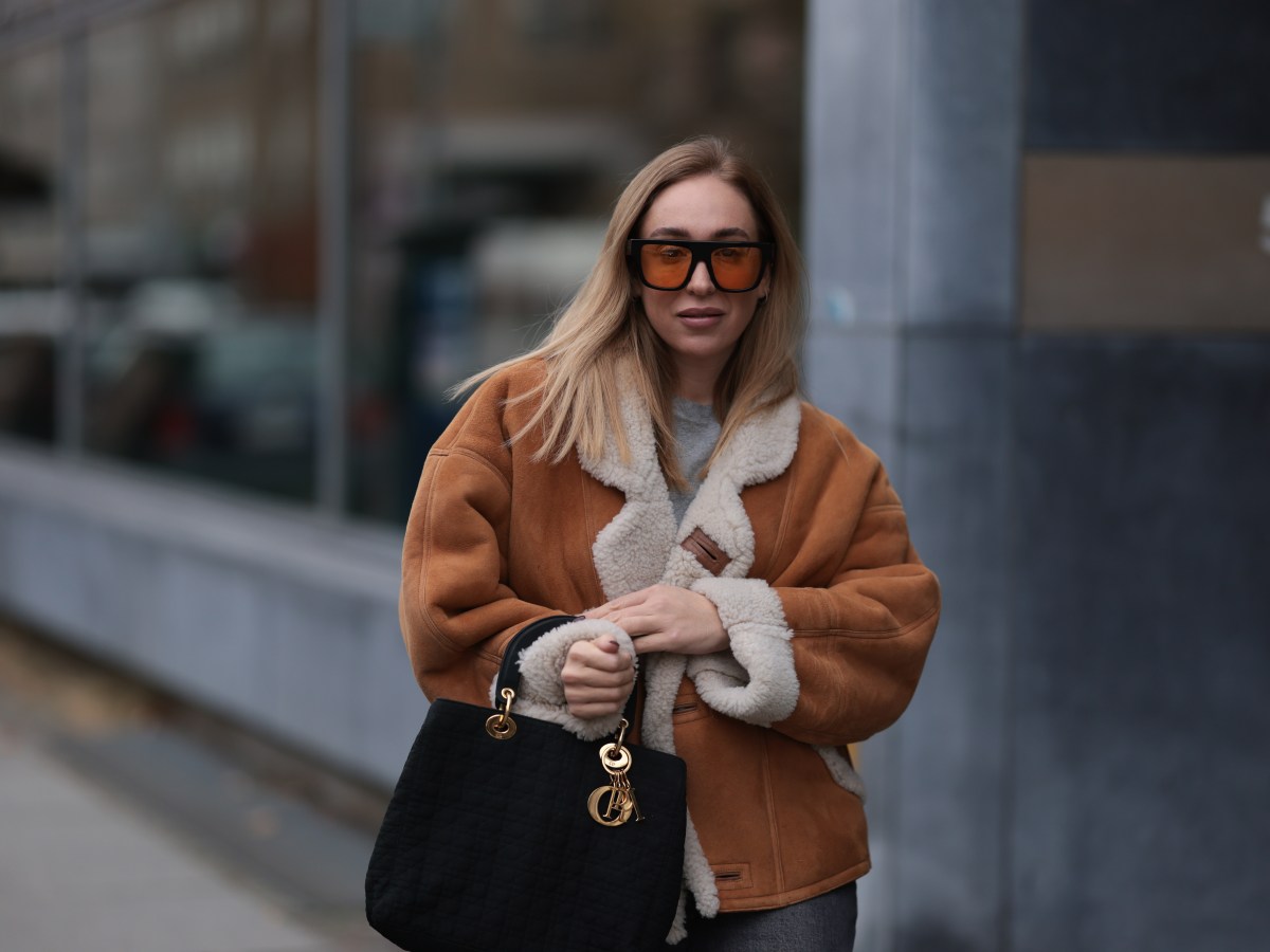 Frau trägt Shearling Jacke