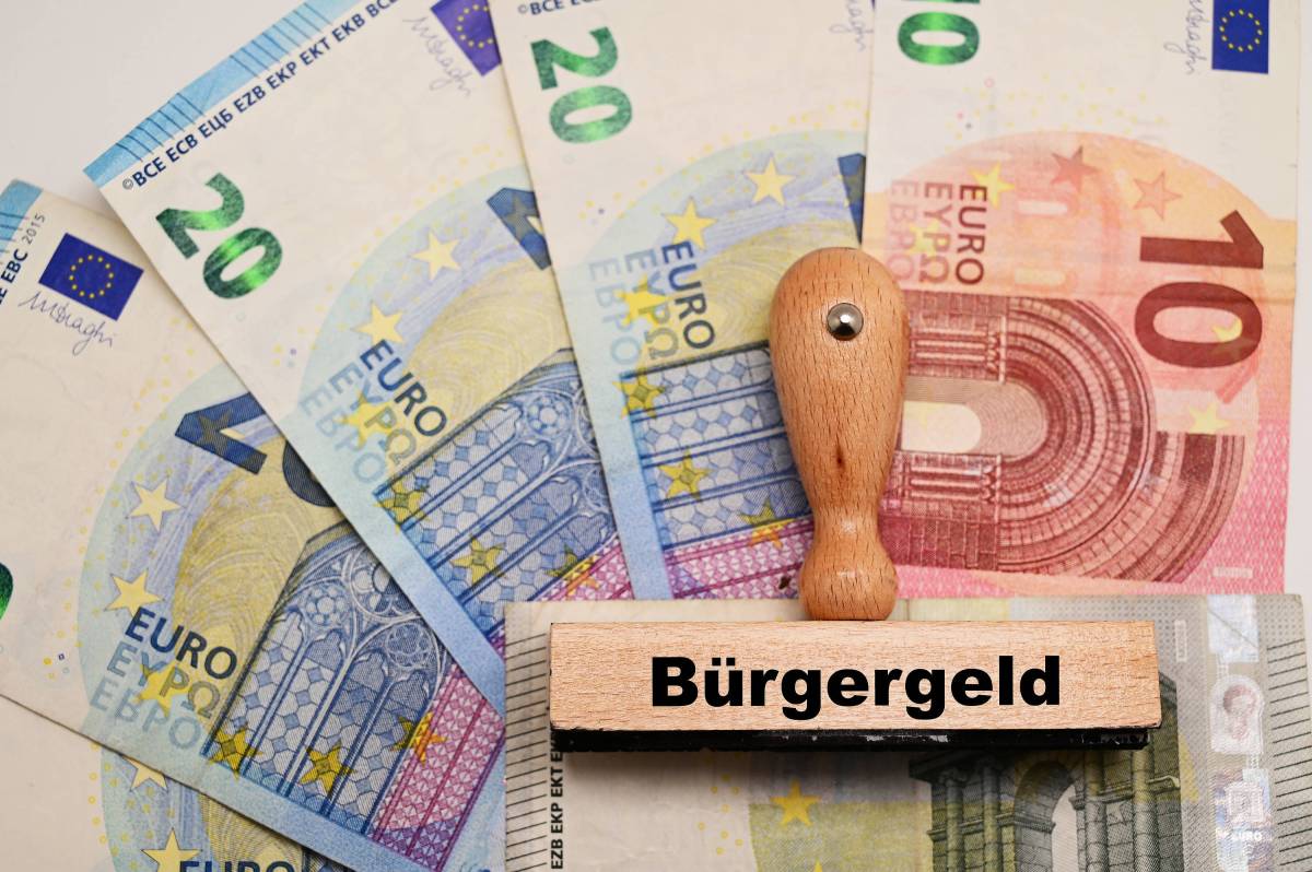 Ein Stempel mit der Aufschrift "Bürgergeld" liegt auf Geldscheinen.