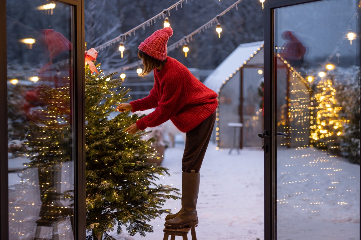 Frau am Weihnachtsbaum