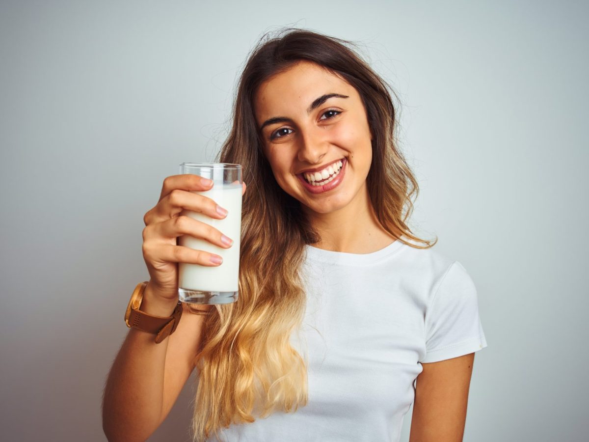 Frau hält Glas Milch