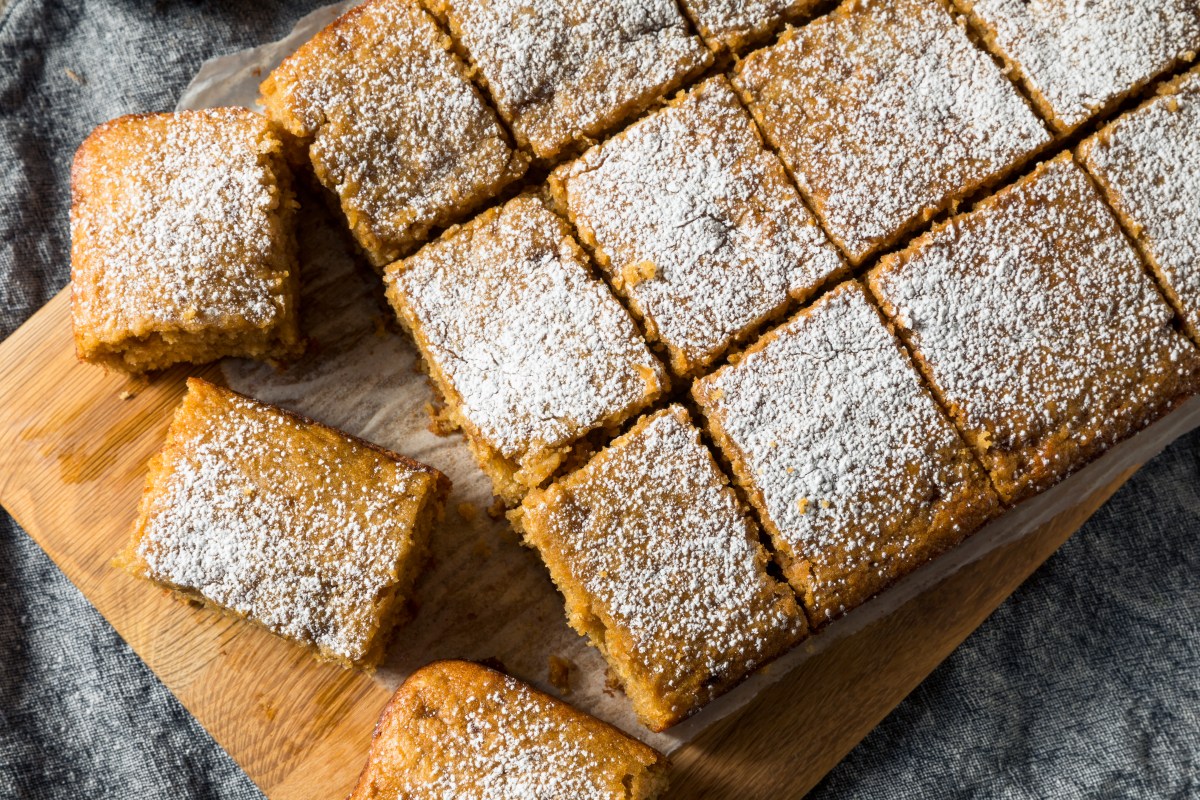 So einfach und sooo lecker: Der schnellste Apfelkuchen der Welt kommt mit nur vier Zutaten und ohne Schälen aus. In nur 30 Minuten steht die saftige Leckerei auf deinem Tisch. HIer geht's zum Rezept.