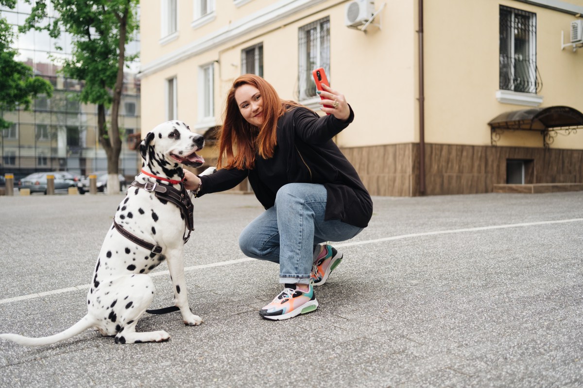 Frau mit Dalmatiner