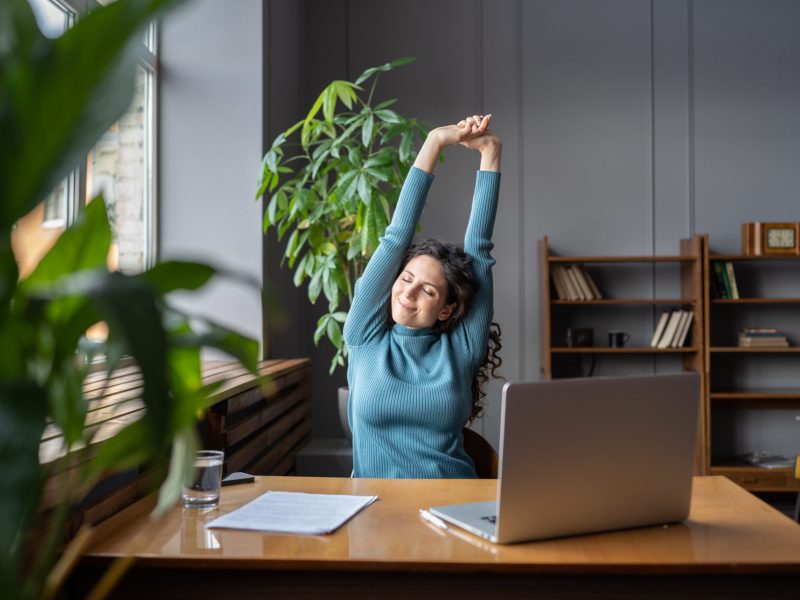 Frau Stretching Schreibtisch