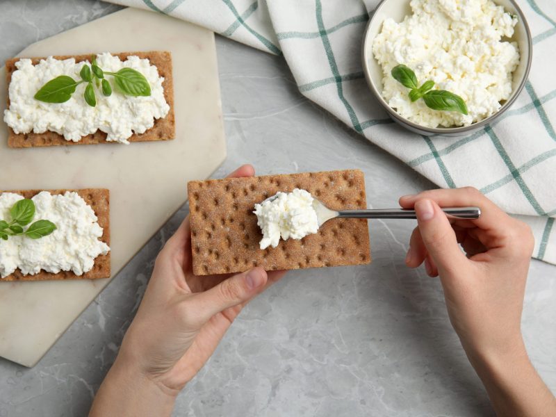 Knäckebrot körniger Frischkäse