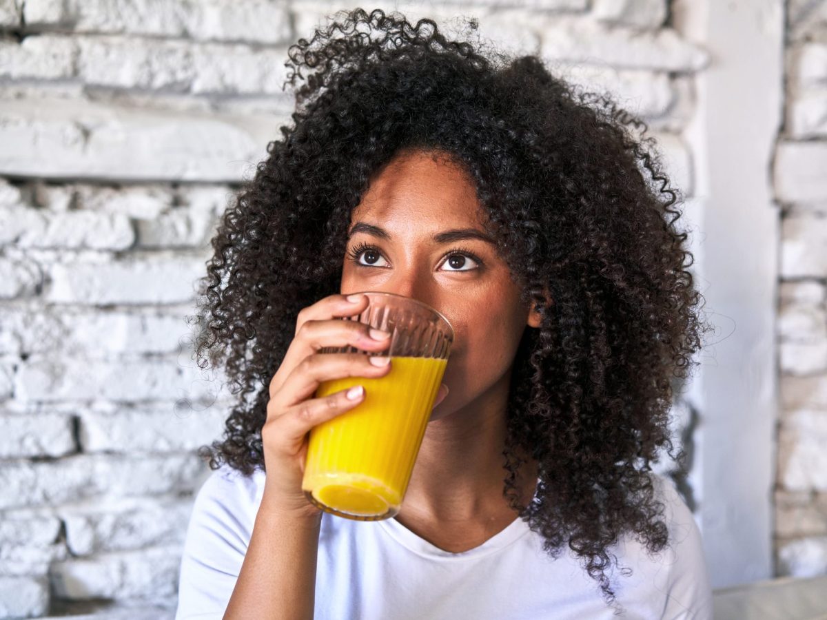 Frau Orangensaft trinken