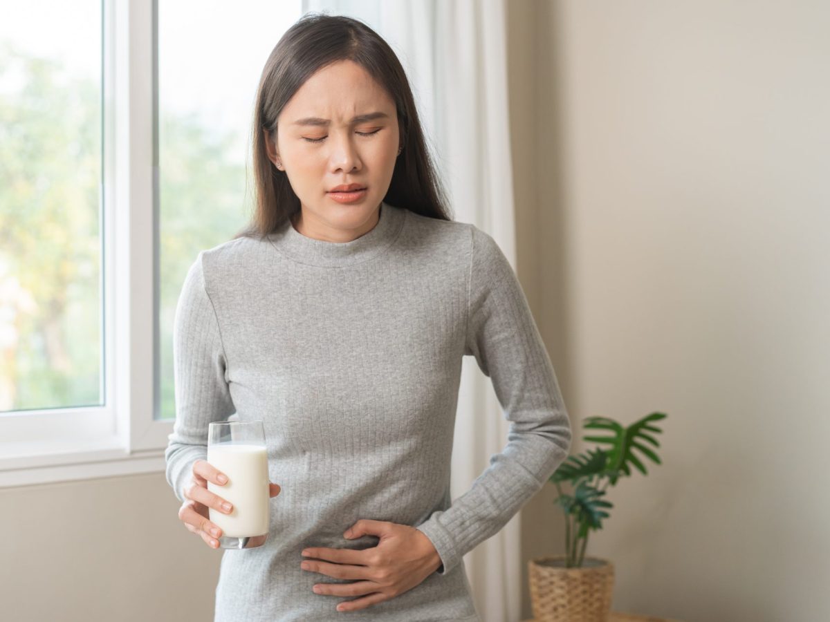 Frau Bauchschmerzen Milch Laktose Intoleranz