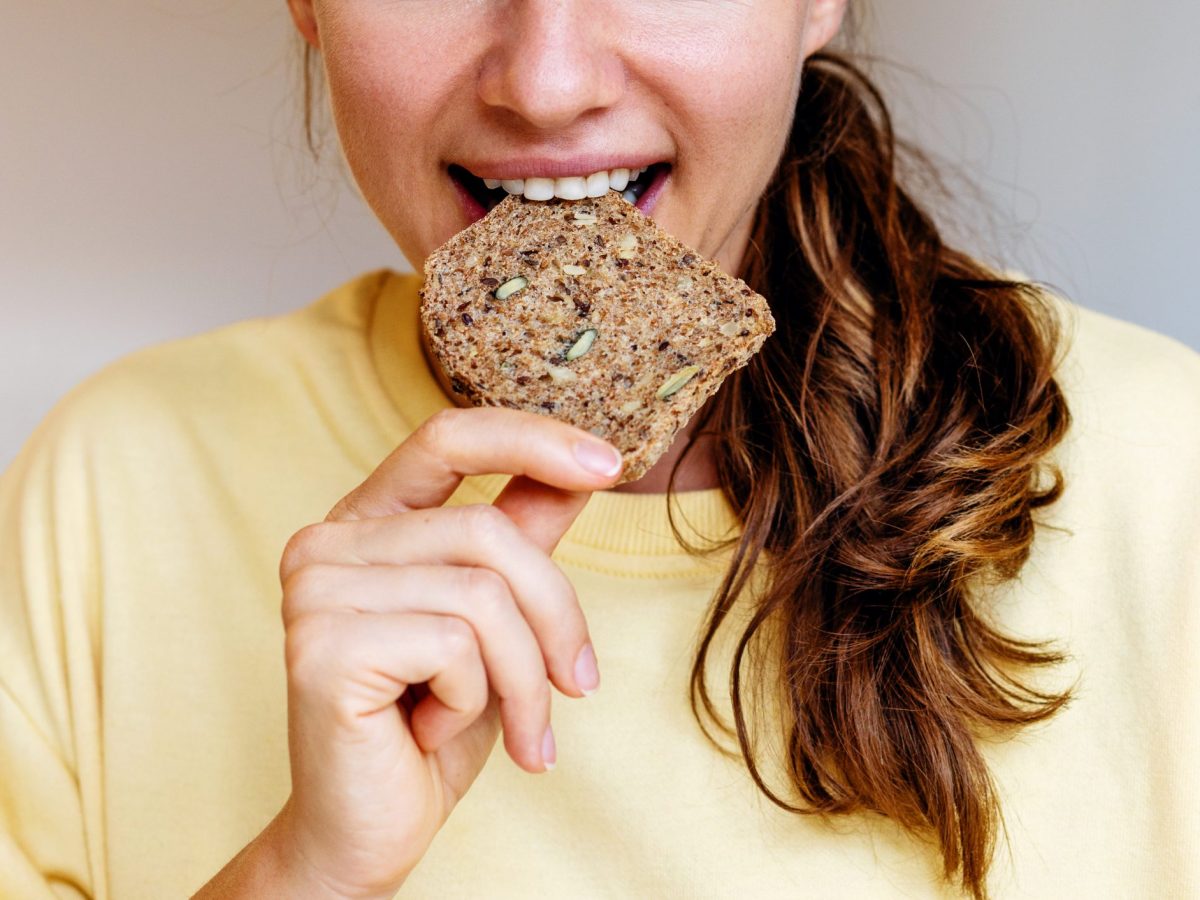 Frau Brot essen