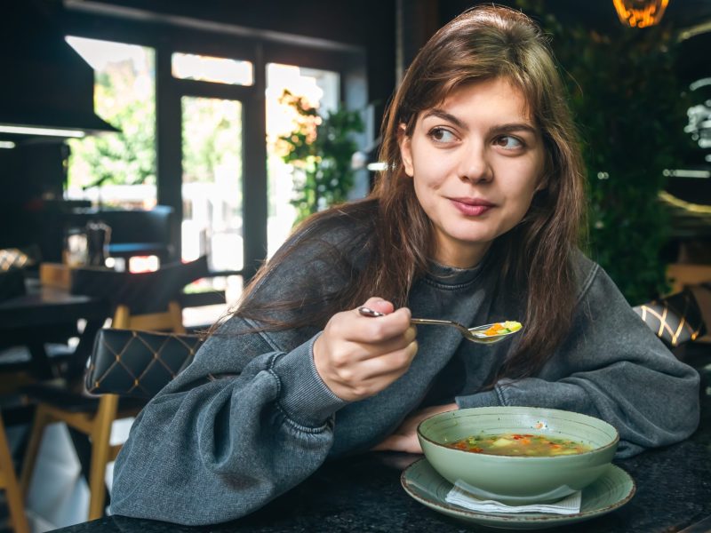 Frau Suppe essen