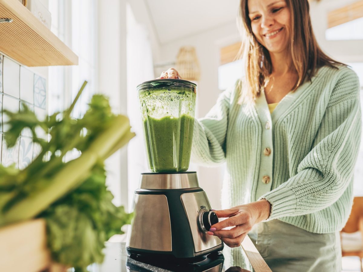 Frau grüner Shake