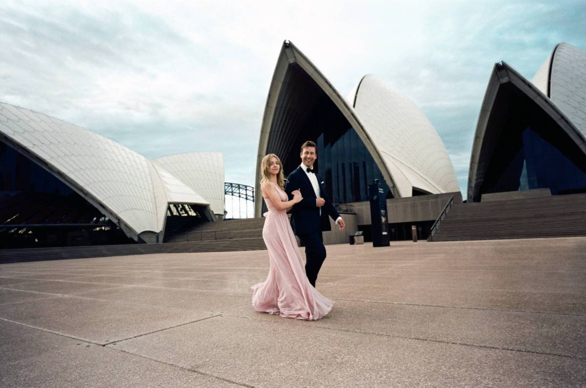 Sydney Sweeney und Glen Powell in Kostüm vor der Oper in Sydney beim Dreh von "Anyone but you".