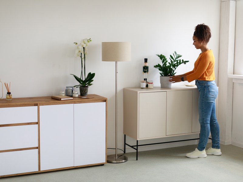 Frau im minimalistisches Wohnzimmer