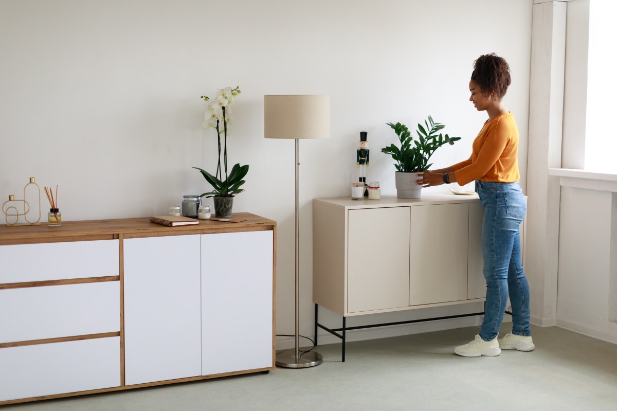 Frau im minimalistisches Wohnzimmer