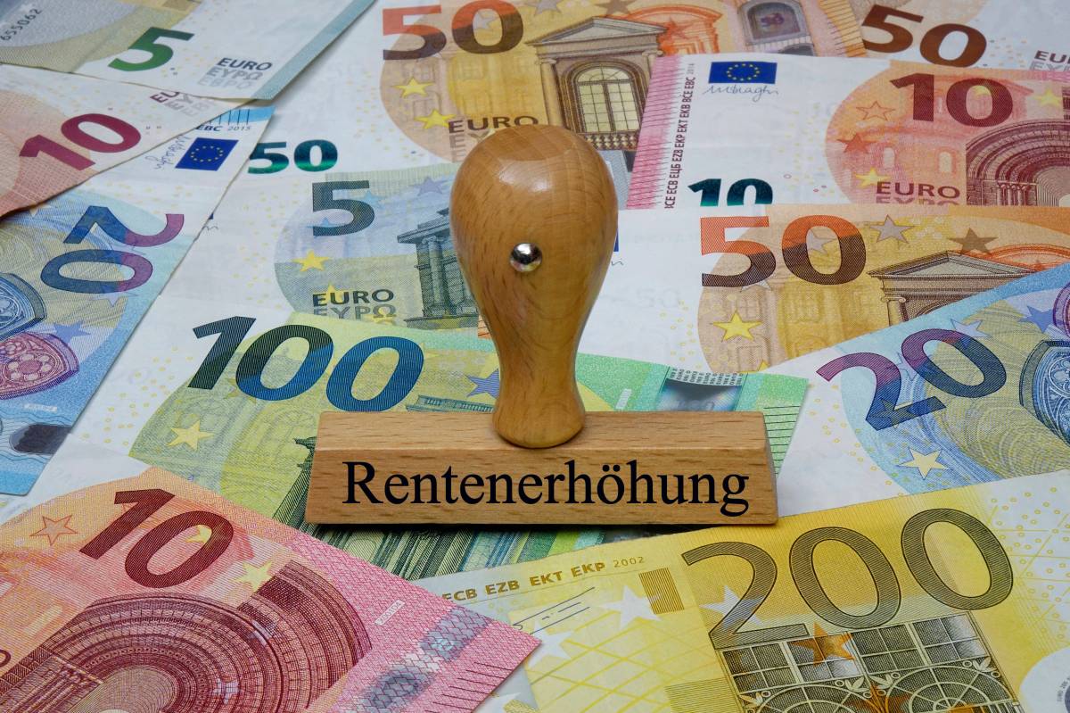 Auf einem Stempel steht das Wort "Rentenerhöhung". Darunter liegen Geldscheine.