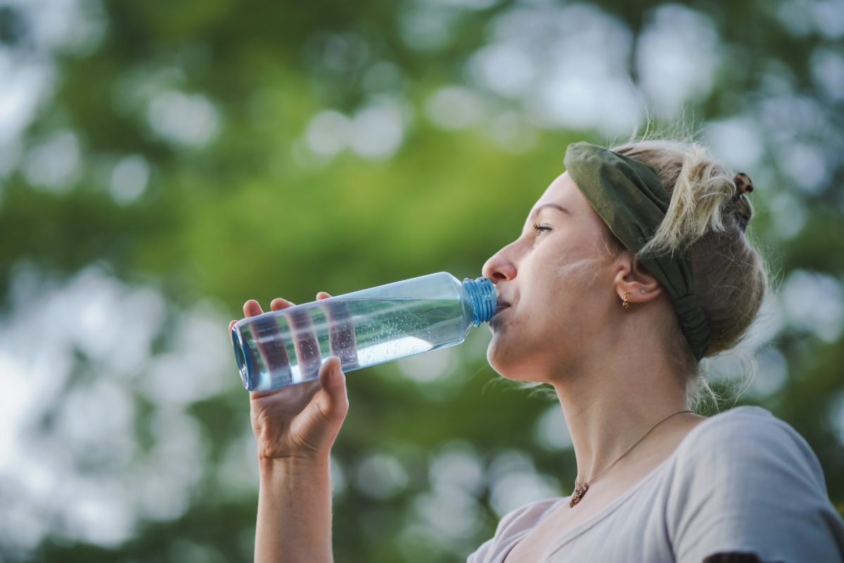 Frau Wasser trinken