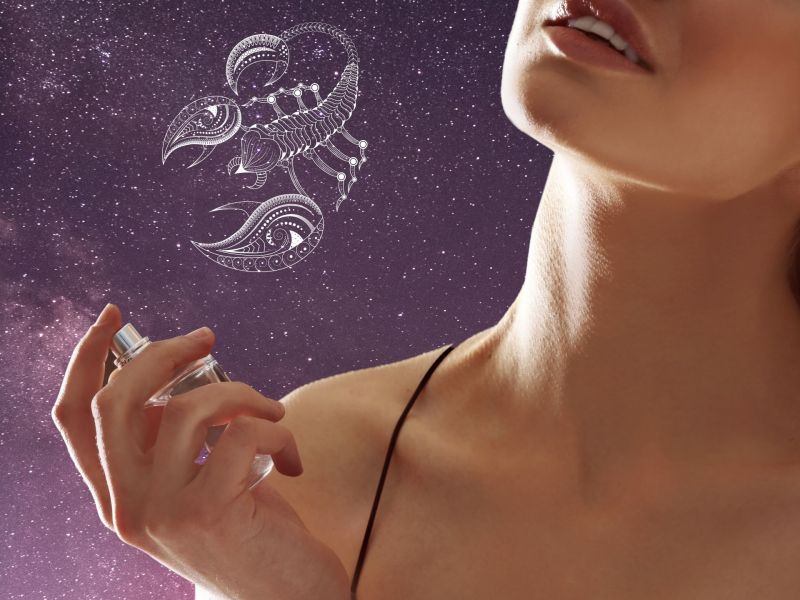 Frau mit Parfum: Duft Horoskop: Das perfekte Parfum für Sternzeichen Skorpion