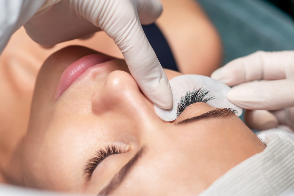 Wimpernverlängerung nach Lash Lifting im Studio