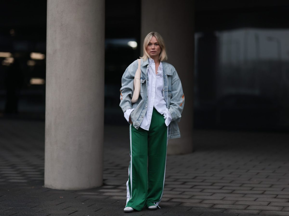 Frau mit Adidas TRackpants