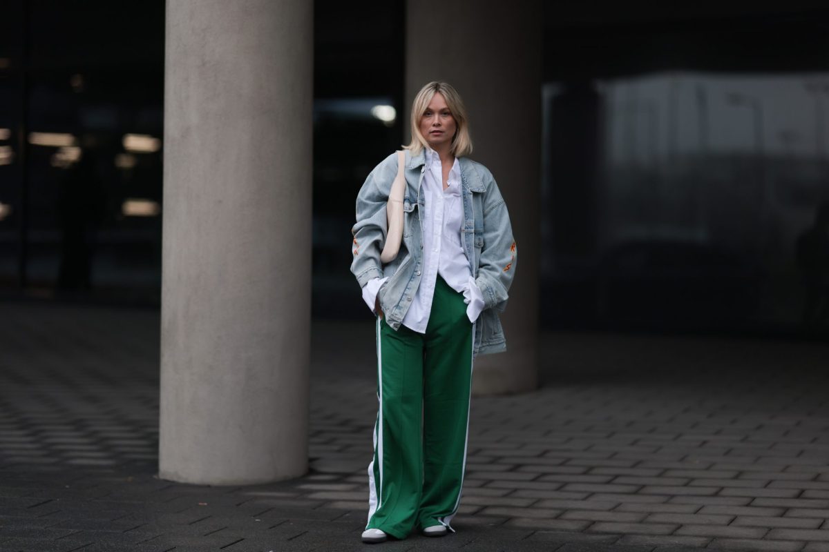 Frau mit Adidas TRackpants