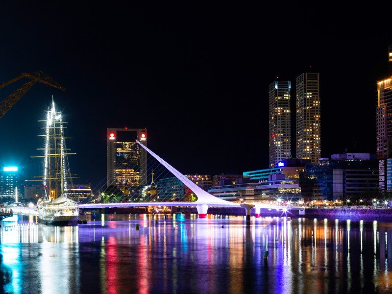 Buenos Aires bei Nacht: Reiseziele für das Sternzeichen Löwe