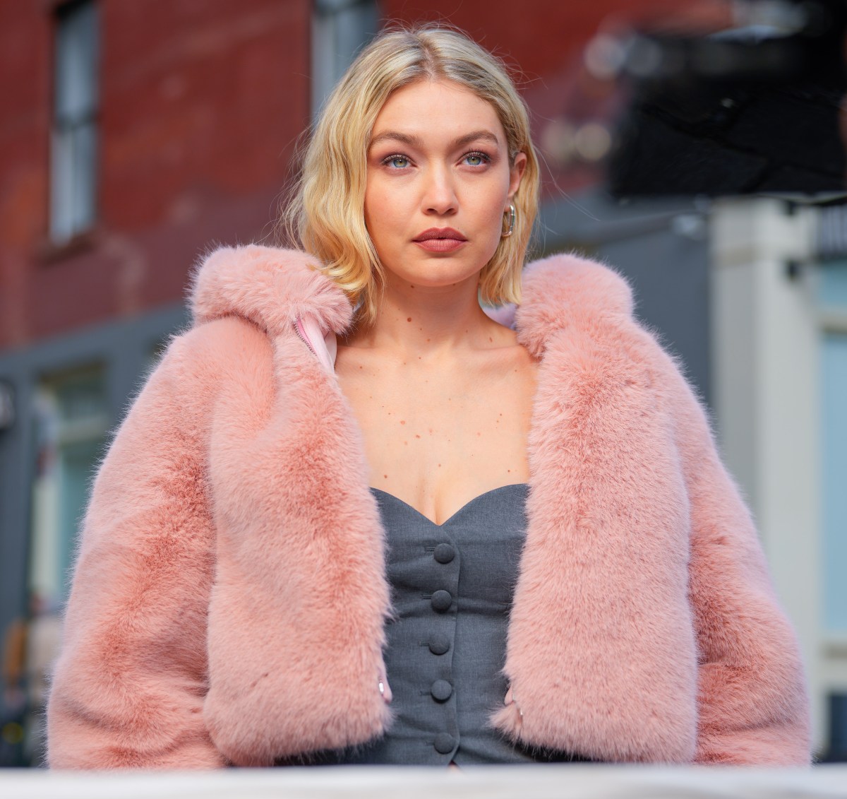 Gigi Hadid trägt eine rosane Felljacke.