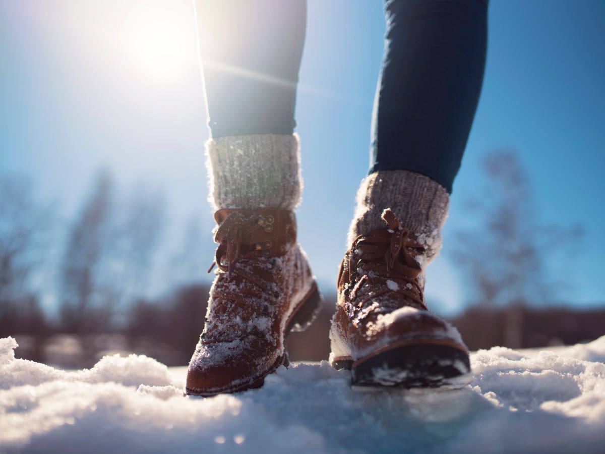 Frau trägt Winterstiefel