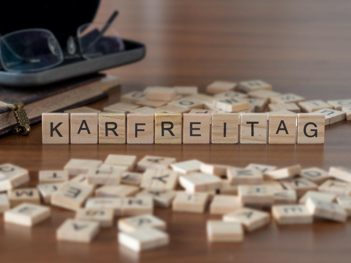 Mit kleinen weißen Plättchen wurde das Wort "Karfreitag" geschrieben.