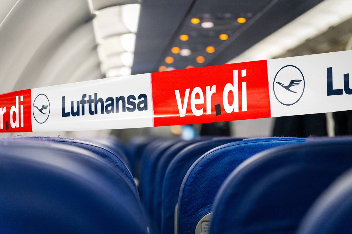 Ein Absperrband mit der Aufschrift Lufthansa und ver.di wurde durch die Kabine eines Flugzeugs gespannt.