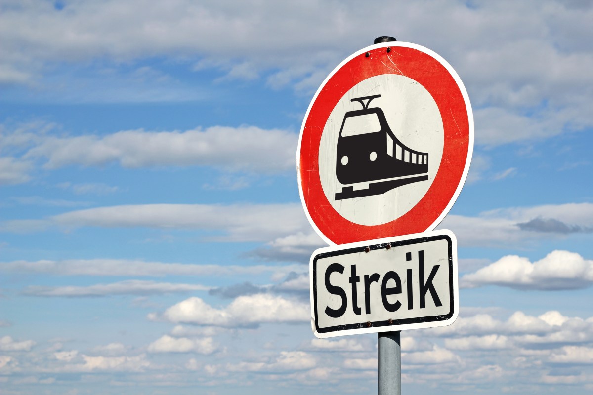 Auf einem runden Schild ist ein Zug abgebildet. Darunter steht das Wort "Streik".