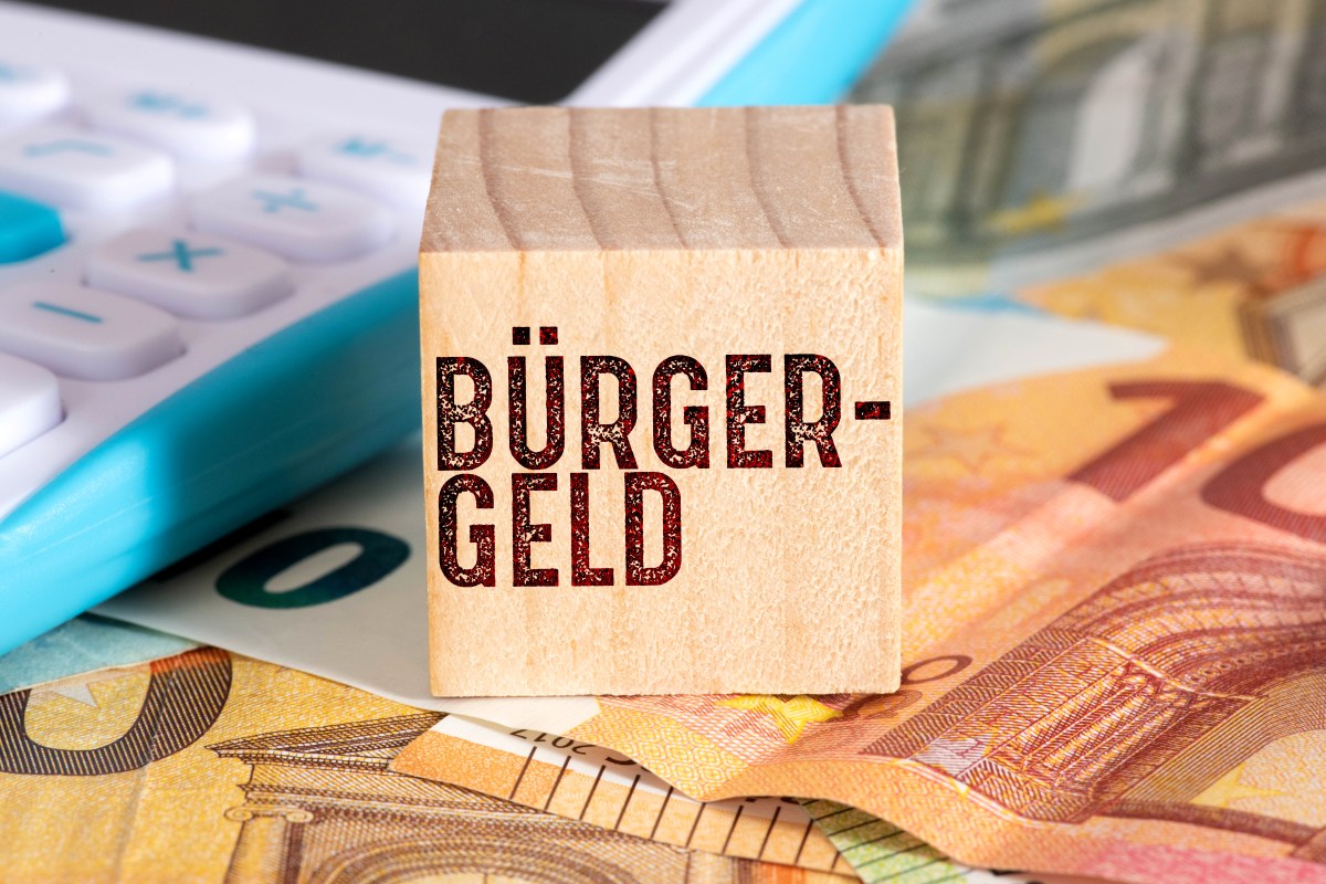 Auf einem Holzwürfel steht das Wort 