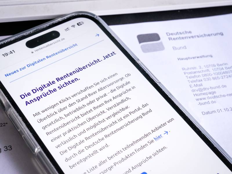 Auf einem Handy wird die Digitale Rentenübersicht angezeigt.