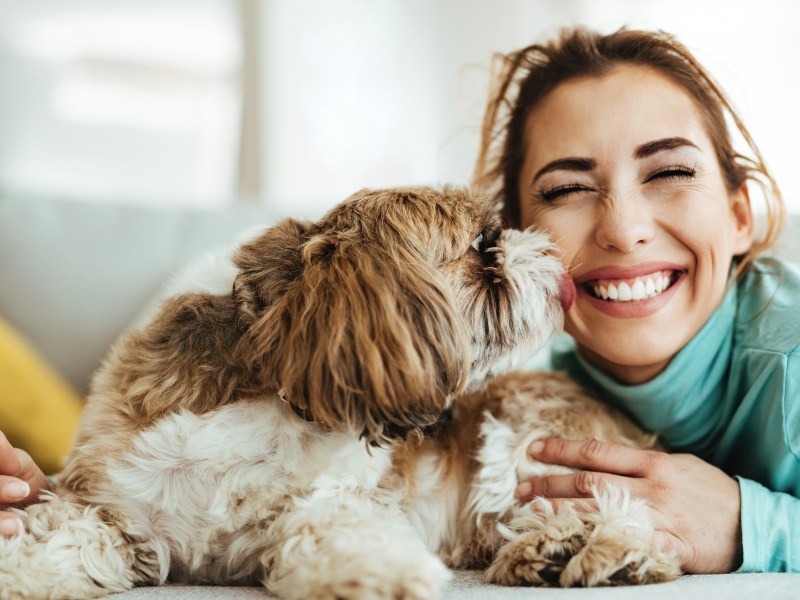 Frau kuschelt mit Hund