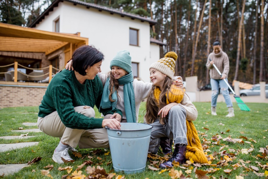 Familie räumt Garten auf