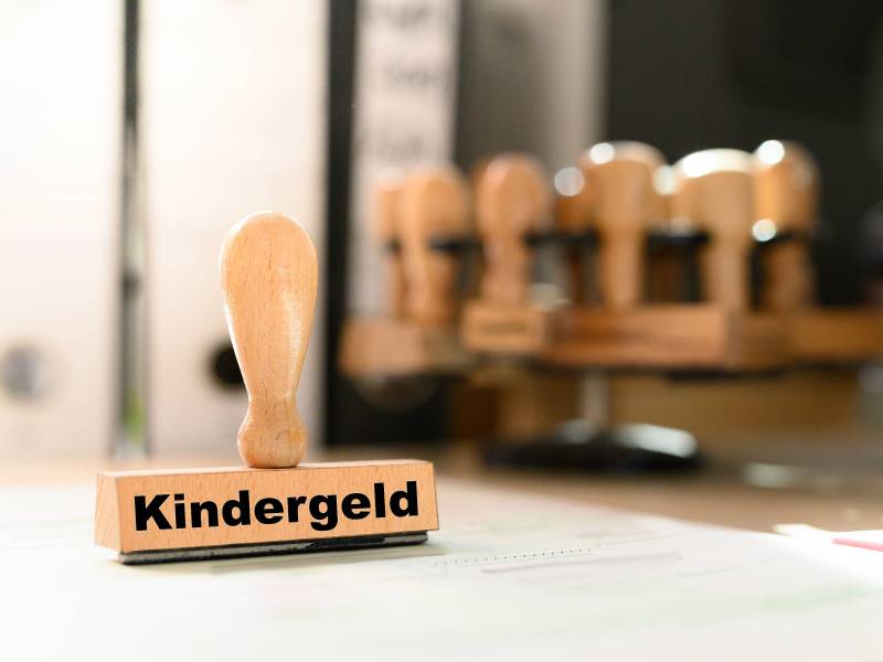 Auf einem Stempel steht das Wort "Kindergeld".