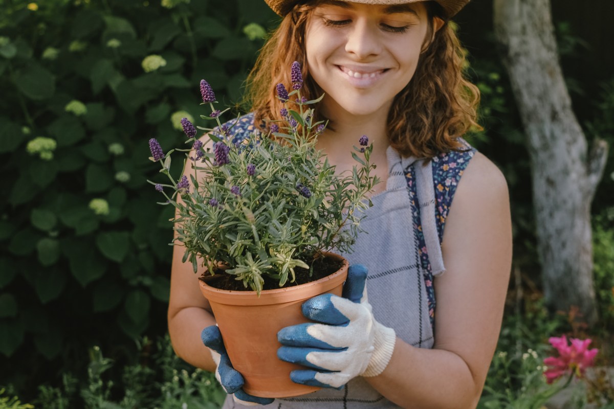 Frau mit Lavendel