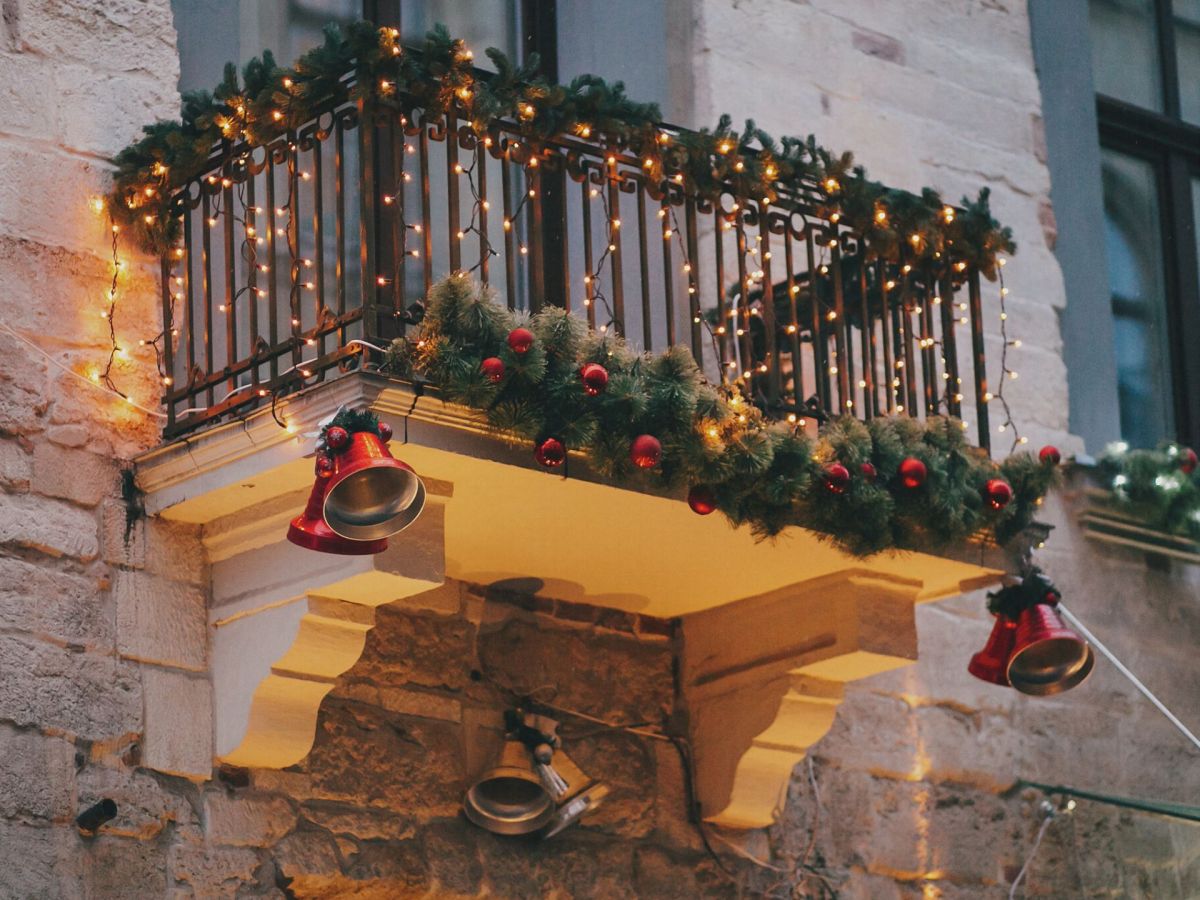 Lichterkette am Balkon: Was ist zur Weihnachtszeit rechtlich erlaubt?