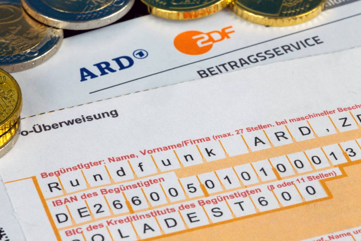 Auf einem Überweisungsträger steht die Bankverbindung der öffentlich-rechtlichen.