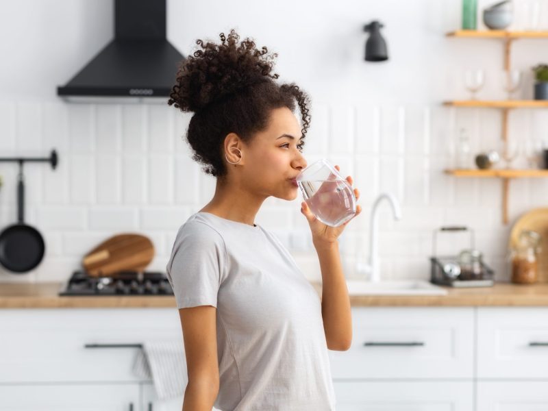 Frau Wasser trinken