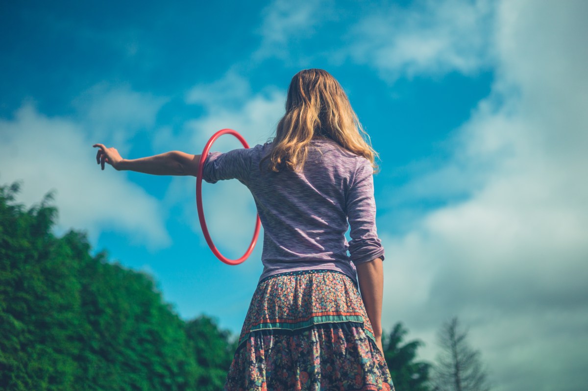 Du hast dir einen schicken neuen Reifen zugelegt? Der alte ist zum Wegwerfen aber viel zu schade, denn diese schicken Dekoideen aus alten Hula Hoop-Reifen werden dich verzaubern.