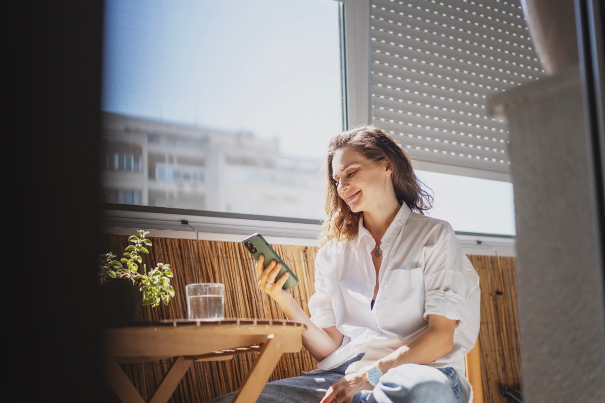 Frau auf dem Balkon