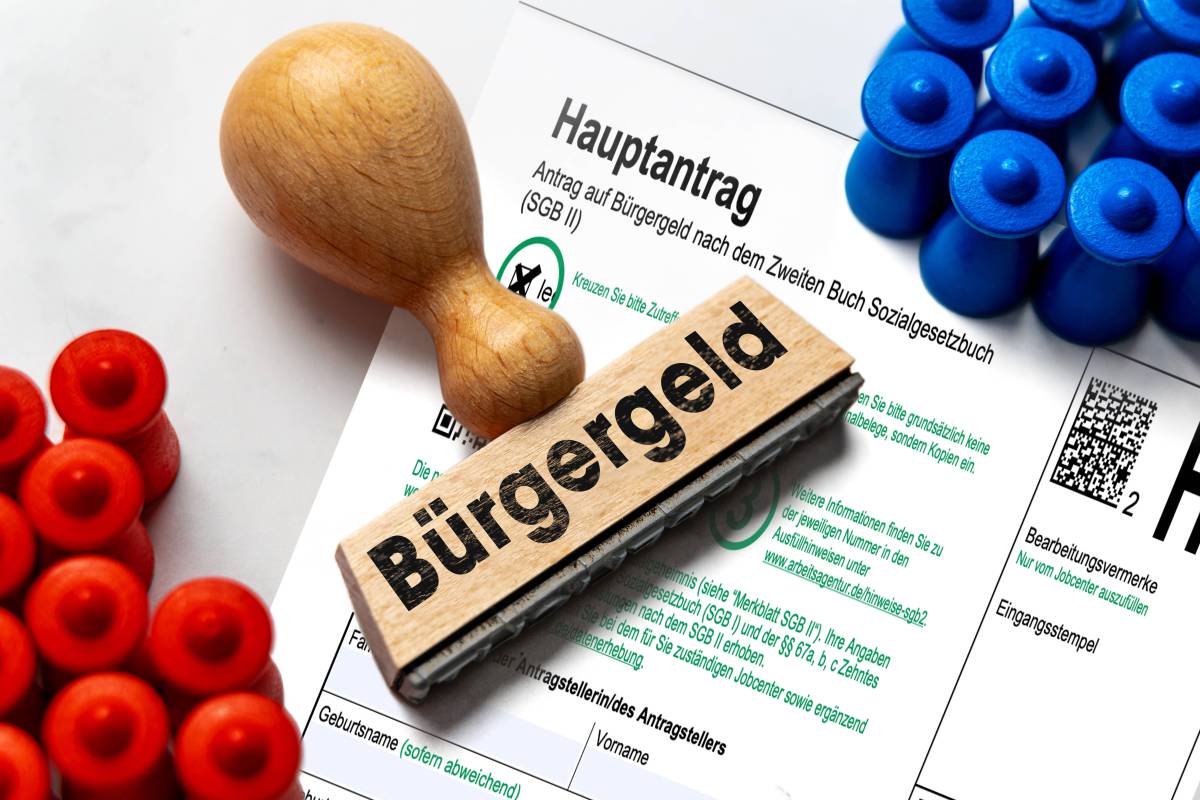 Ein Stempel mit der Aufschrift "Bürgergeld" liegt auf einem Bürgergeldantrag.