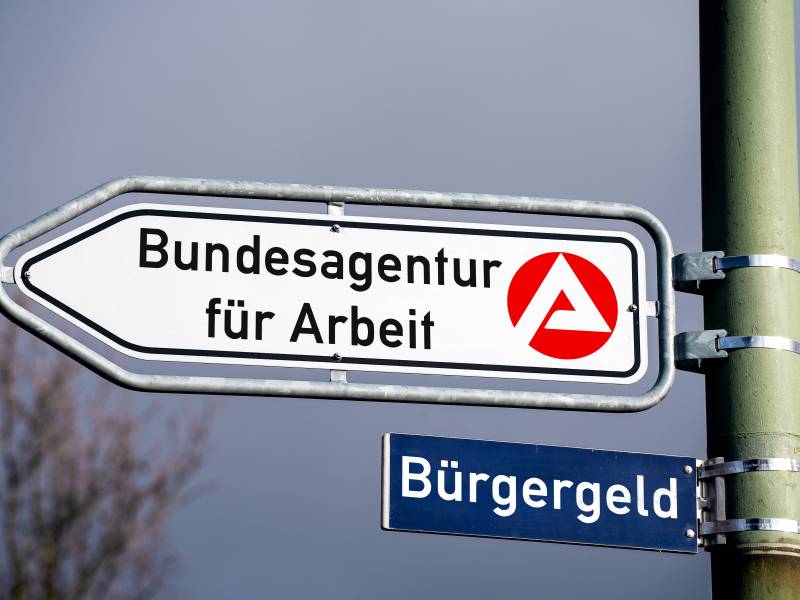 Unter einem Schild der Bundesagentur für Arbeit hängt ein weiteres Schild mit der Aufschrift "Bürgergeld".