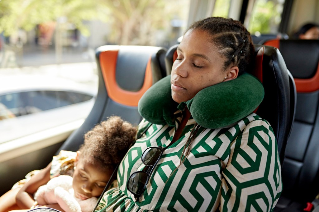 Nackenkissen sind auf Autofahrten, im Bus oder im Flugzeug ein bequemes Reise-Gadget.
