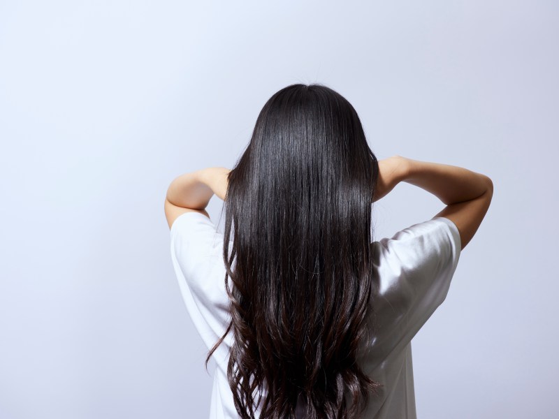 Frau mit langen Haaren