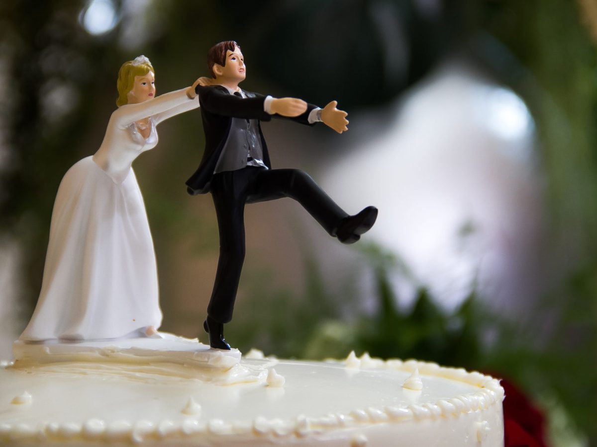 5 lustigste Hochzeitstorten für Brautpaare mit viel Humor